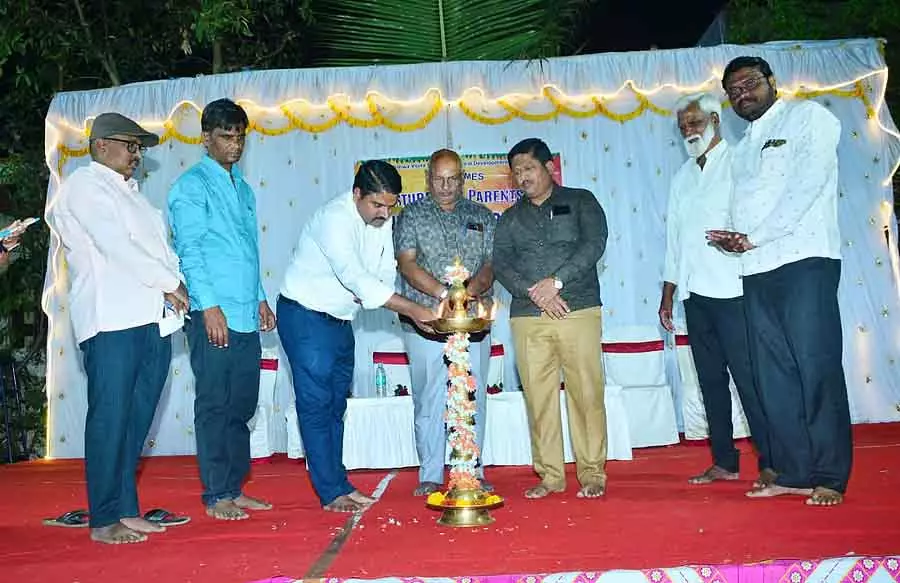 शिक्षा के साथ-साथ छात्रों में देशभक्ति की भावना जगाना : Siddhalingesh शिक्षा के साथ-साथ छात्रों में देशभक्ति की भावना जगाना : Siddhalingesh