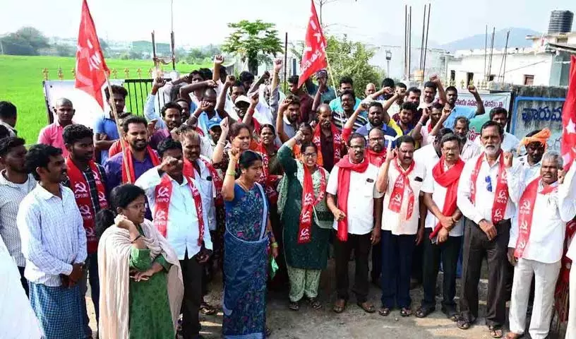 यूरिया बुकिंग की समस्या के समाधान के लिए CPM के नेतृत्व में धरना यूरिया बुकिंग की समस्या के समाधान के लिए CPM के नेतृत्व में धरना