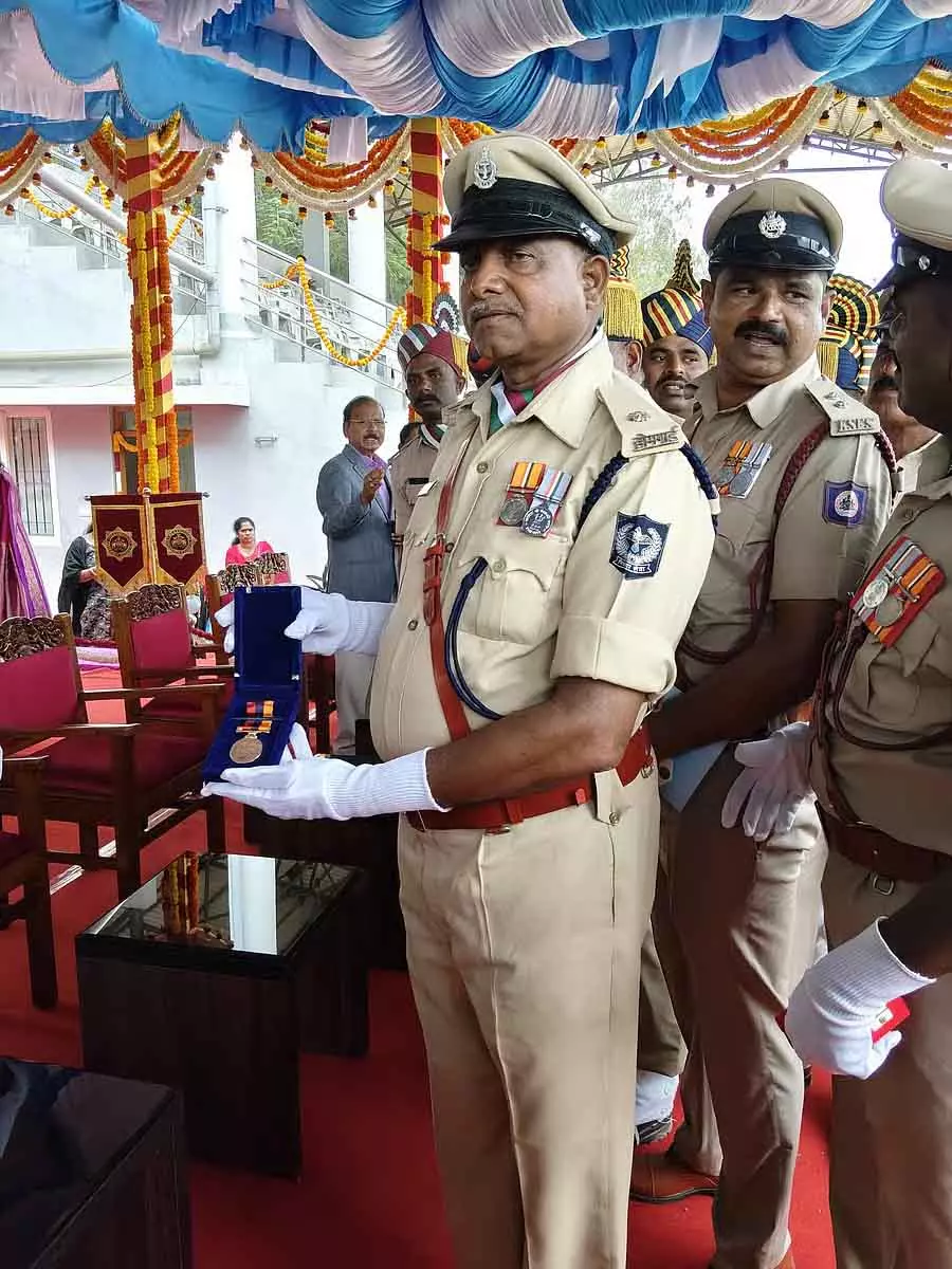 Honnali : के. नागराजप्पा को मुख्यमंत्री गोल्ड मेडल से सम्मानित किया गया Honnali : के. नागराजप्पा को मुख्यमंत्री गोल्ड मेडल से सम्मानित किया गया