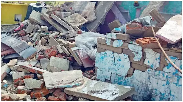 बाप रे! इश्क छोटे भाई ने किया, बुलडोजर बड़े के घर पर चला, लड़की वालों ने दी सजा बाप रे! इश्क छोटे भाई ने किया, बुलडोजर बड़े के घर पर चला, लड़की वालों ने दी सजा