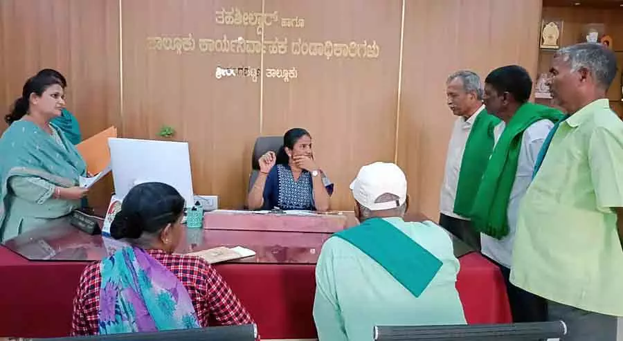 Karnataka : सर्वर की समस्या के कारण राशन मिलने में परेशानी Karnataka : सर्वर की समस्या के कारण राशन मिलने में परेशानी