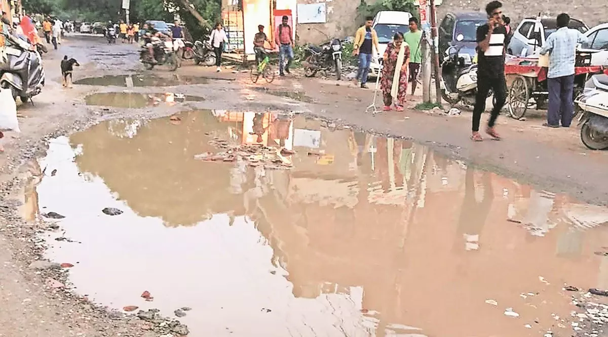 Chandigarh: गड्ढों से परेशान जनता, ऐप पर दर्ज हुई हजारों शिकायतें Chandigarh: गड्ढों से परेशान जनता, ऐप पर दर्ज हुई हजारों शिकायतें