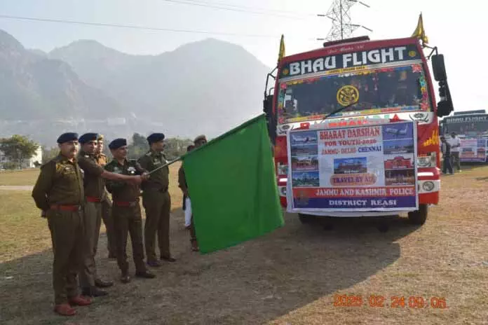 SSP रियासी ने भारत दर्शन टूर के लिए स्टूडेंट्स के ग्रुप को हरी झंडी दिखाई SSP रियासी ने भारत दर्शन टूर के लिए स्टूडेंट्स के ग्रुप को हरी झंडी दिखाई