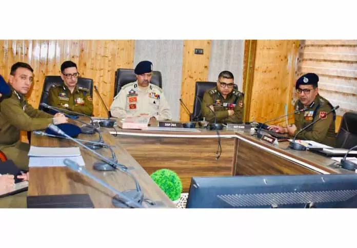 DGP ने सोपोर जिले में सुरक्षा स्थिति की समीक्षा की DGP ने सोपोर जिले में सुरक्षा स्थिति की समीक्षा की