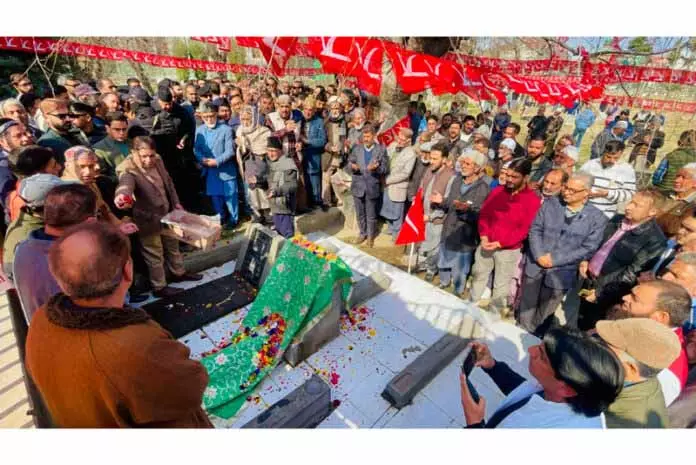 Dr. Farooq, उमर के नेतृत्व में पार्टी पदाधिकारियों ने शेख नजीर को पुष्पांजलि अर्पित की Dr. Farooq, उमर के नेतृत्व में पार्टी पदाधिकारियों ने शेख नजीर को पुष्पांजलि अर्पित की