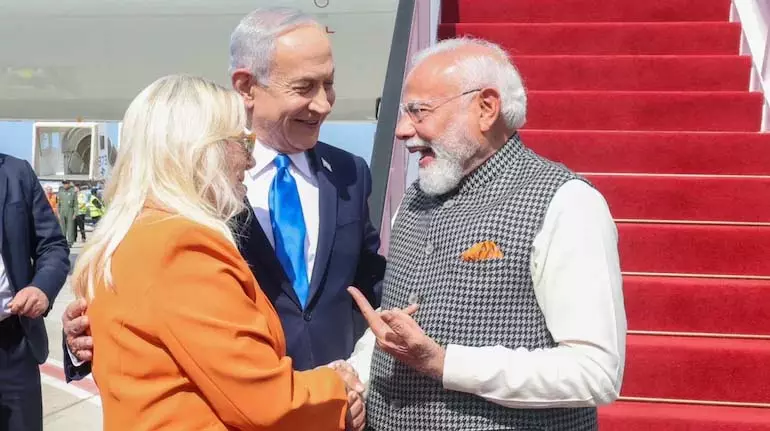 इजरायली प्रधानमंत्री ने एयरपोर्ट पर स्वागत के दौरान पीएम मोदी और सारा नेतन्याहू के बीच ‘colour connect’ इजरायली प्रधानमंत्री ने एयरपोर्ट पर स्वागत के दौरान पीएम मोदी और सारा नेतन्याहू के बीच ‘colour connect’