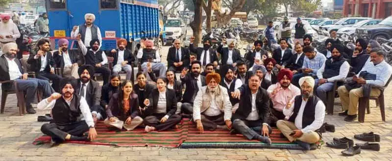 Fatehgarh Sahib डिस्ट्रिक्ट बार एसोसिएशन की हड़ताल तीसरे दिन भी जारी, केस लड़ने वालों को परेशानी Fatehgarh Sahib डिस्ट्रिक्ट बार एसोसिएशन की हड़ताल तीसरे दिन भी जारी, केस लड़ने वालों को परेशानी