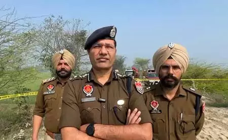 AAP सरपंच हत्याकांड: पुलिस मुठभेड़ के बाद दो और शूटर गिरफ्तार, अस्पताल में भर्ती AAP सरपंच हत्याकांड: पुलिस मुठभेड़ के बाद दो और शूटर गिरफ्तार, अस्पताल में भर्ती