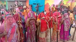 Mathura: नंदगांव के हुरियारों पर बरसाना में हुआ परंपरागत आयोजन Mathura: नंदगांव के हुरियारों पर बरसाना में हुआ परंपरागत आयोजन
