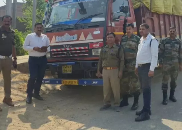 Farrukhabad: परिवहन विभाग का सख्त अभियान, नियम उल्लंघन पर शिकंजा Farrukhabad: परिवहन विभाग का सख्त अभियान, नियम उल्लंघन पर शिकंजा
