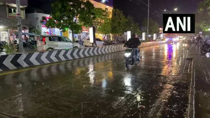 Rain: मौसम ने बदला मिज़ाज, तेज बारिस और तूफान से मची हलचल Rain: मौसम ने बदला मिज़ाज, तेज बारिस और तूफान से मची हलचल