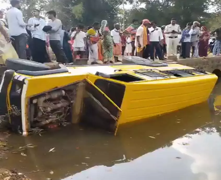 CG BREAKING: स्कूली बस पुल के नीचे गिरा, एक की मौत, 13 बच्चे घायल CG BREAKING: स्कूली बस पुल के नीचे गिरा, एक की मौत, 13 बच्चे घायल