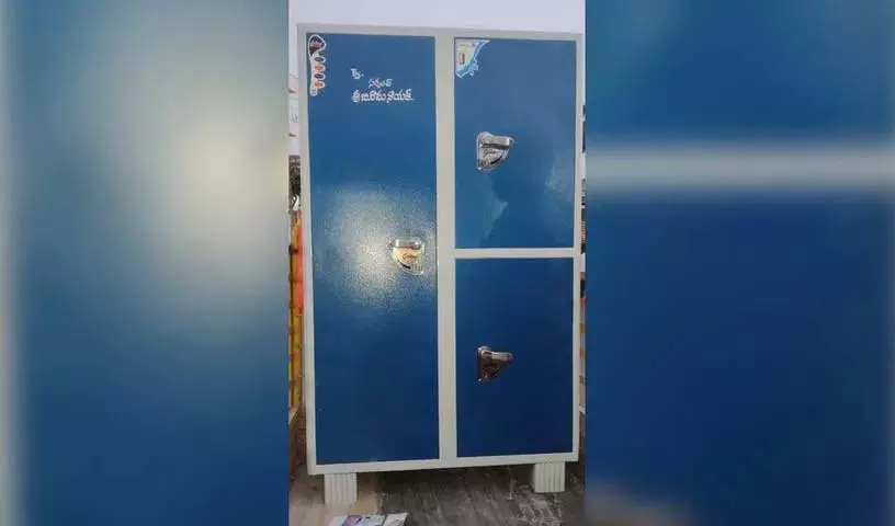 Tekulapalli में सरपंच चुनाव में सरपंच ने दुल्हन के परिवार को अलमारी देने का वादा किया Tekulapalli में सरपंच चुनाव में सरपंच ने दुल्हन के परिवार को अलमारी देने का वादा किया