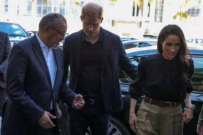 Prince Harry और मेगन ने जॉर्डन के रिफ्यूजी कैंप में बच्चों से मुलाकात की, Prince Harry और मेगन ने जॉर्डन के रिफ्यूजी कैंप में बच्चों से मुलाकात की,