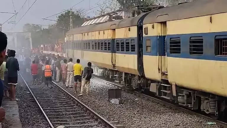 बिधाननगर के पास Habra-Sialdaha ट्रेन में धुआं भरने से यात्री घबरा गए बिधाननगर के पास Habra-Sialdaha ट्रेन में धुआं भरने से यात्री घबरा गए