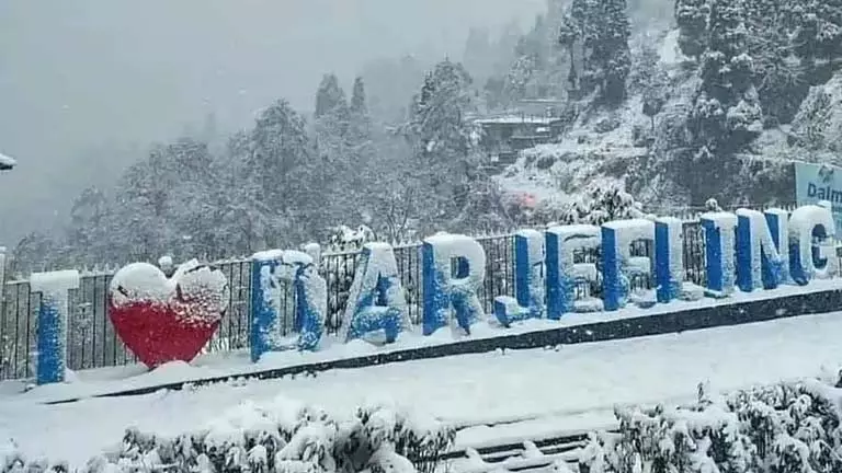 Sandakphu बर्फ से ढका, दार्जिलिंग ओलों से भीगा Sandakphu बर्फ से ढका, दार्जिलिंग ओलों से भीगा