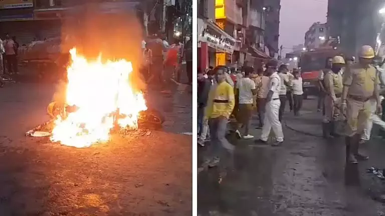 Howrah के पीलखाना इलाके में स्थानीय लोगों ने बाइक में आग लगाकर विरोध प्रदर्शन किया Howrah के पीलखाना इलाके में स्थानीय लोगों ने बाइक में आग लगाकर विरोध प्रदर्शन किया