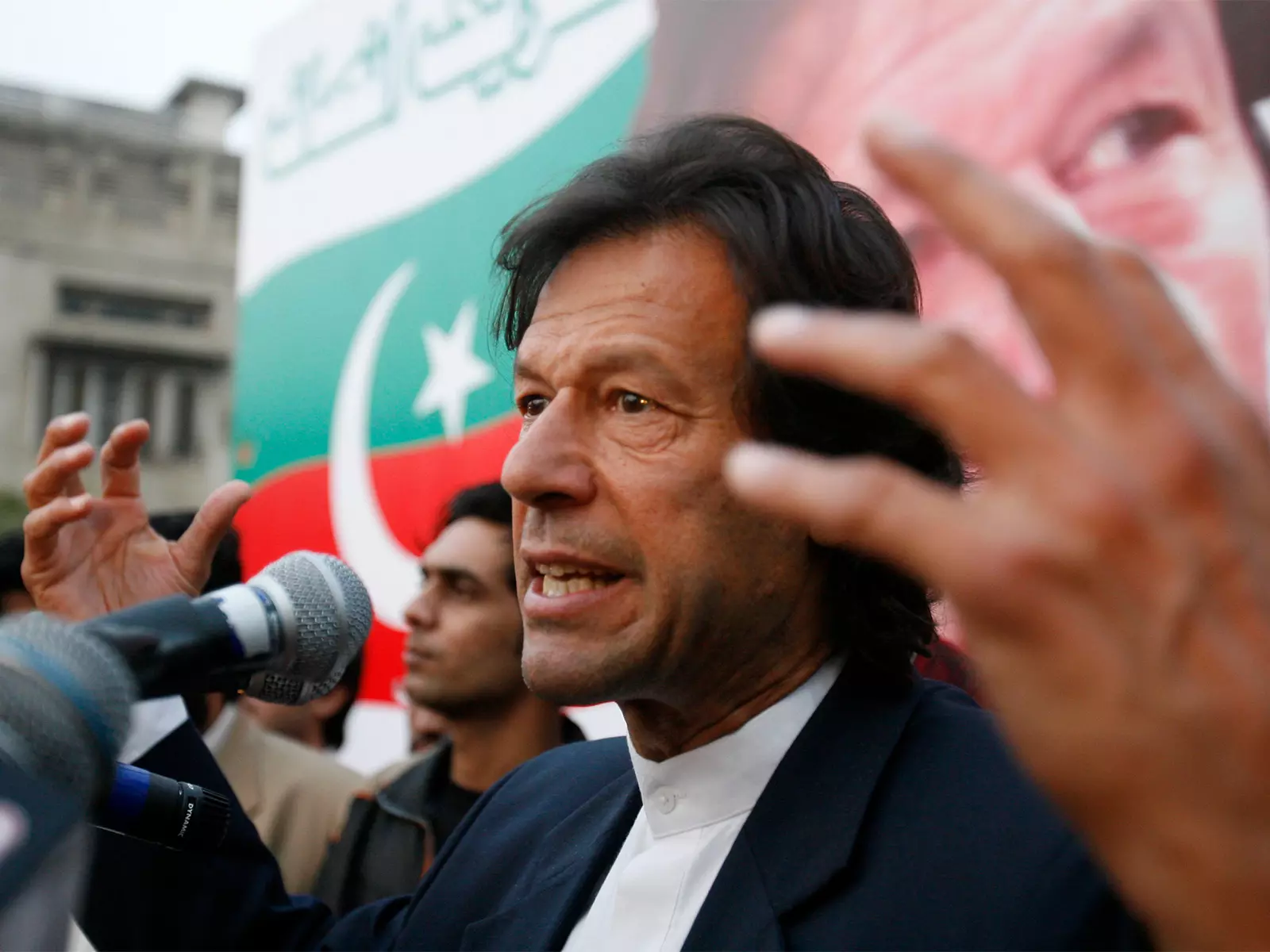 Imran Khan की बहनों ने पार्टी की चुप्पी पर आलोचना की Imran Khan की बहनों ने पार्टी की चुप्पी पर आलोचना की