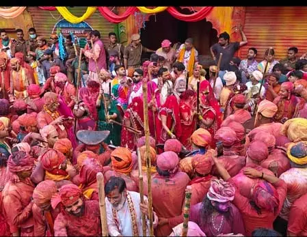 Nandgaon के हुरियारों पर बरसाना में बरसीं प्रेम की लाठियां, परंपरा का उड़ा गुलाल Nandgaon के हुरियारों पर बरसाना में बरसीं प्रेम की लाठियां, परंपरा का उड़ा गुलाल