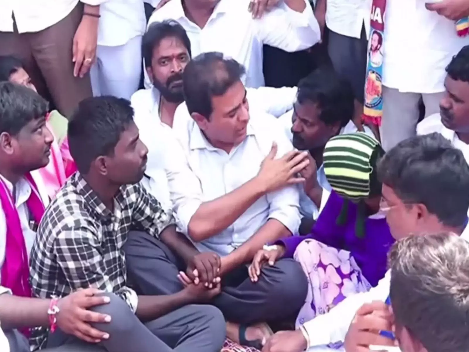 KTR ने कुम्मेरा बाल हत्याकांड में मुख्यमंत्री रेवंत रेड्डी के नेतृत्व वाली सरकार को जिम्मेदार ठहराया KTR ने कुम्मेरा बाल हत्याकांड में मुख्यमंत्री रेवंत रेड्डी के नेतृत्व वाली सरकार को जिम्मेदार ठहराया