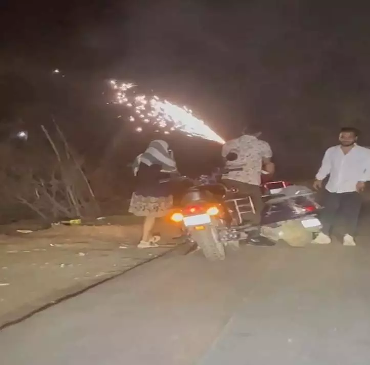 सड़क पर बर्थडे सेलिब्रेशन पड़ा भारी, चार युवक-युवती पुलिस कस्टडी में सड़क पर बर्थडे सेलिब्रेशन पड़ा भारी, चार युवक-युवती पुलिस कस्टडी में
