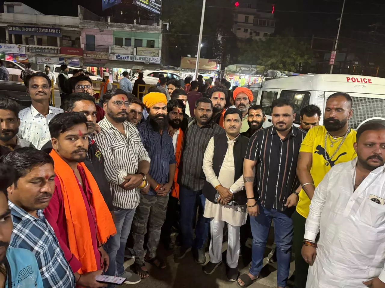 Bhopal: साध्वी मामले पर बढ़ा विवाद, थाने के बाहर विरोध प्रदर्शन Bhopal: साध्वी मामले पर बढ़ा विवाद, थाने के बाहर विरोध प्रदर्शन