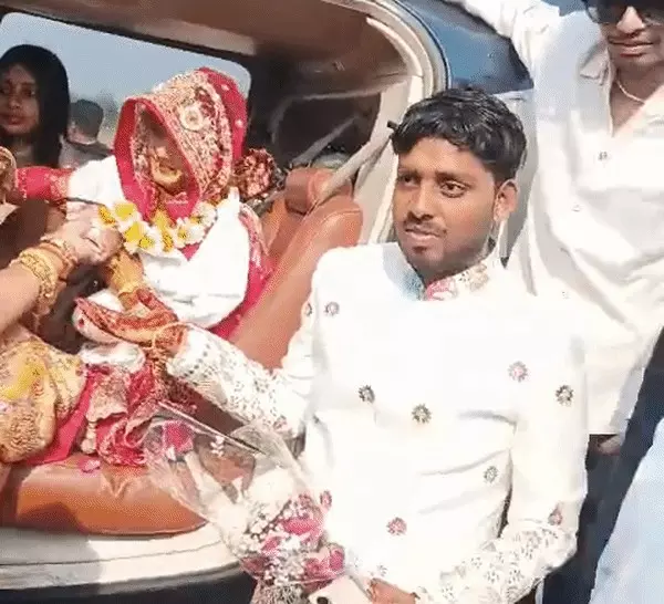 Auraiya: हेलीकॉप्टर से दुल्हन की अनोखी विदाई, गांव में चर्चा का विषय बनी शादी Auraiya: हेलीकॉप्टर से दुल्हन की अनोखी विदाई, गांव में चर्चा का विषय बनी शादी