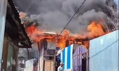 Baramulla: आग का तांडव, चपेट में आए कई घर Baramulla: आग का तांडव, चपेट में आए कई घर