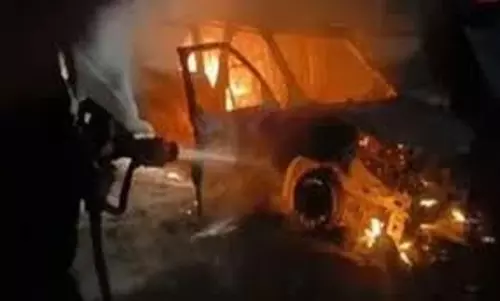 UP News: चलती कार में लगी आग, गाड़ी में फंसी मां बेटे की जलकर मौत UP News: चलती कार में लगी आग, गाड़ी में फंसी मां बेटे की जलकर मौत