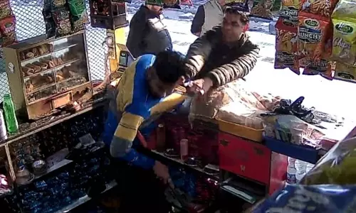चाय के लिए जीआरपी दरोगा ने दिखाई दबंगई, रेलवे स्टेशन की घटना