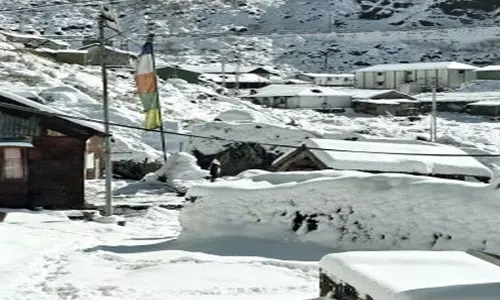 Sikkim: भारी बर्फबारी से त्सोमगो-नाथू ला रोड जाम होने के बाद पर्यटकों को बचाया