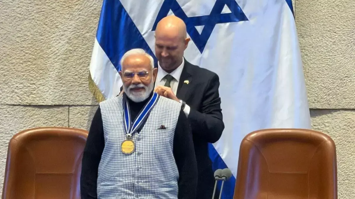 Israel ने ऐतिहासिक भाषण के बाद PM Modi को नेसेट स्पीकर मेडल से किया सम्मानित