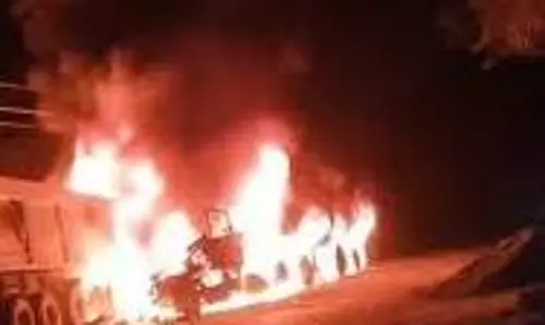 Jharkhand:सिगरेट लाइटर लदे ट्रक और ट्रेलर की टक्कर से बड़ा हादसा , जिंदा जला खलासी