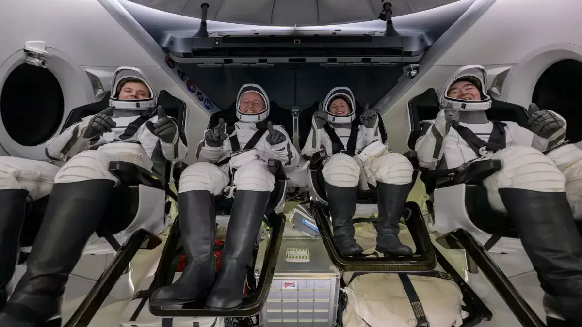 NASA के एस्ट्रोनॉट माइक फिन्के की मेडिकल दिक्कत के कारण स्पेसएक्स क्रू-11 को ISS से जल्दी लौटना पड़ा NASA के एस्ट्रोनॉट माइक फिन्के की मेडिकल दिक्कत के कारण स्पेसएक्स क्रू-11 को ISS से जल्दी लौटना पड़ा