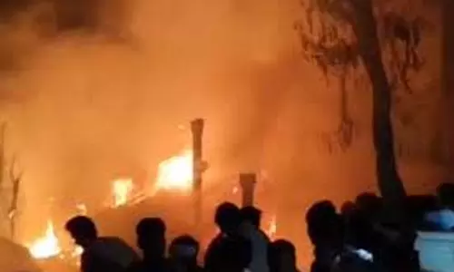 Dehradun: फर्नीचर के गोदाम में लगी भीषण आग,लाखों का सामान जला Dehradun: फर्नीचर के गोदाम में लगी भीषण आग,लाखों का सामान जला