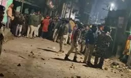 Bihar : मोबाइल चोरी विवाद में दरभंगा में पत्थरबाजी, इलाके में अफरातफरी Bihar : मोबाइल चोरी विवाद में दरभंगा में पत्थरबाजी, इलाके में अफरातफरी