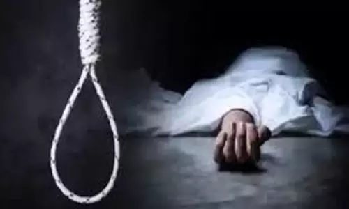 Bihar : घर में फंदे से लटका मिला युवक का शव, हत्या की आशंका से सनसनी Bihar : घर में फंदे से लटका मिला युवक का शव, हत्या की आशंका से सनसनी