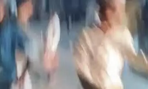 UP news: नमाज के बाद मस्जिद से निकलते ही दो पक्ष में चले लाठी-डंडे, दो भाई घायल UP news: नमाज के बाद मस्जिद से निकलते ही दो पक्ष में चले लाठी-डंडे, दो भाई घायल