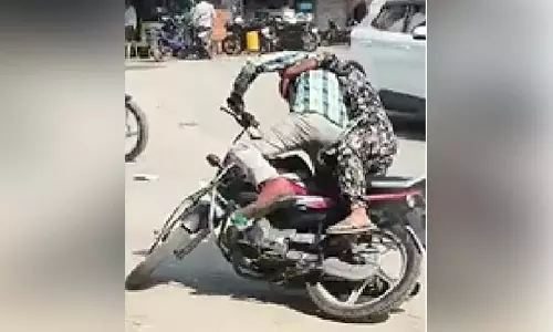 बीच सड़क दंगल , अगले ही पल दोनों धड़ाम, पति-पत्नी का VIDEO बीच सड़क दंगल , अगले ही पल दोनों धड़ाम, पति-पत्नी का VIDEO