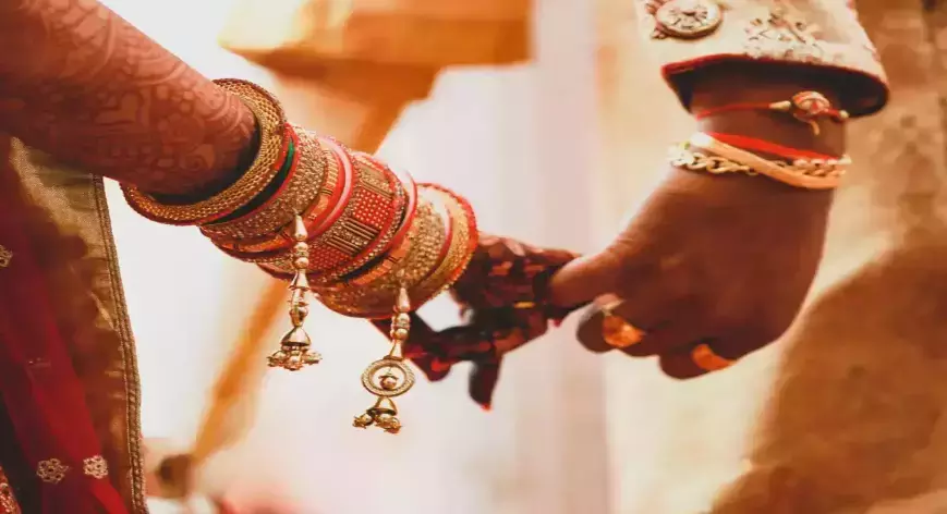 Andhra के एक व्यक्ति ने पारंपरिक रीति-रिवाज से सिंगापुर की एक महिला से शादी की Andhra के एक व्यक्ति ने पारंपरिक रीति-रिवाज से सिंगापुर की एक महिला से शादी की
