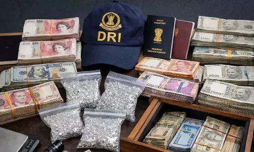 Mumbai : DRI ने ₹1.93 करोड़ की फॉरेन करेंसी और डायमंड स्मगलिंग रैकेट में 2 और लोगों को अरेस्ट किया Mumbai : DRI ने ₹1.93 करोड़ की फॉरेन करेंसी और डायमंड स्मगलिंग रैकेट में 2 और लोगों को अरेस्ट किया