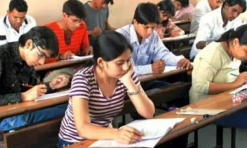 Telangana: निज़ामाबाद में इंटरमीडिएट की परीक्षाएँ शांतिपूर्वक हुईं Telangana: निज़ामाबाद में इंटरमीडिएट की परीक्षाएँ शांतिपूर्वक हुईं
