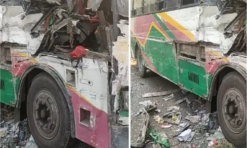 Jharkhand:यात्रियों से भरी दो बस हुई सड़क हादसे का शिकार,कई यात्री घायल Jharkhand:यात्रियों से भरी दो बस हुई सड़क हादसे का शिकार,कई यात्री घायल