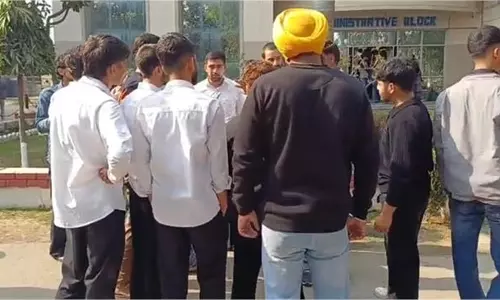Jammu-Kashmir: कॉलेज में हथियारों के साथ घुसे युवक, मचा हड़कंप Jammu-Kashmir: कॉलेज में हथियारों के साथ घुसे युवक, मचा हड़कंप
