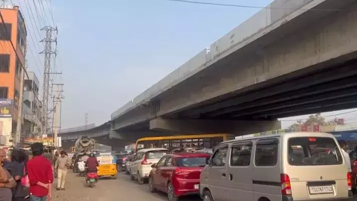 Telangana: मियापुर-बचुपल्ली हाईवे पर बेकाबू ट्रैफिक से इंटर के स्टूडेंट्स घबराए Telangana: मियापुर-बचुपल्ली हाईवे पर बेकाबू ट्रैफिक से इंटर के स्टूडेंट्स घबराए
