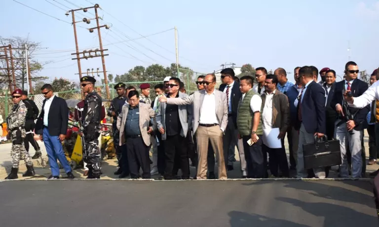 Manipur CM ने गडकरी से बैठक के बाद डिंकू रोड निर्माण कार्य का निरीक्षण किया Manipur CM ने गडकरी से बैठक के बाद डिंकू रोड निर्माण कार्य का निरीक्षण किया