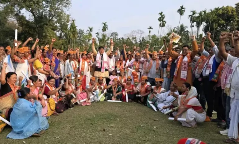 Assam: विधानसभा चुनाव से पहले डिगबोई में 150 से ज़्यादा विपक्षी नेता BJP में शामिल हुए Assam: विधानसभा चुनाव से पहले डिगबोई में 150 से ज़्यादा विपक्षी नेता BJP में शामिल हुए