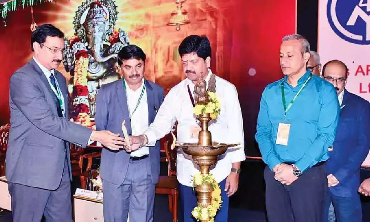 Andhra का समुद्र तट रेत खनन में 50,000 करोड़ रुपये के निवेश का लक्ष्य: मंत्री कोल्लू Andhra का समुद्र तट रेत खनन में 50,000 करोड़ रुपये के निवेश का लक्ष्य: मंत्री कोल्लू