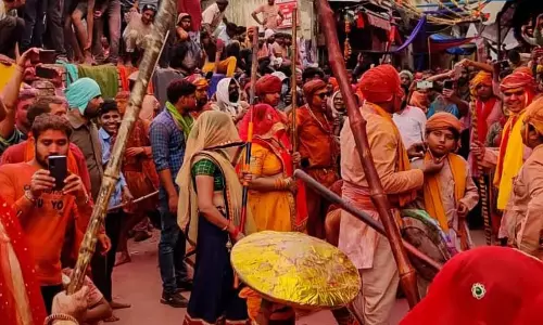 Lathmar Holi 2026: क्यों खास है बरसाना-नंदगांव की लट्ठमार होली? जानें इतिहास और तारीख