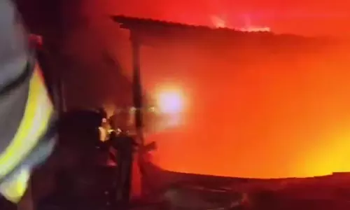 Srinagar: इमारत में भीषण लगी आग